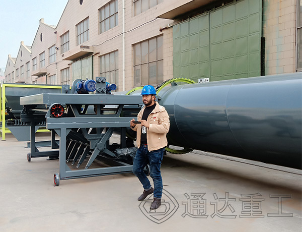 歡迎埃及客戶來通達(dá)重工參觀考察有機肥設(shè)備
