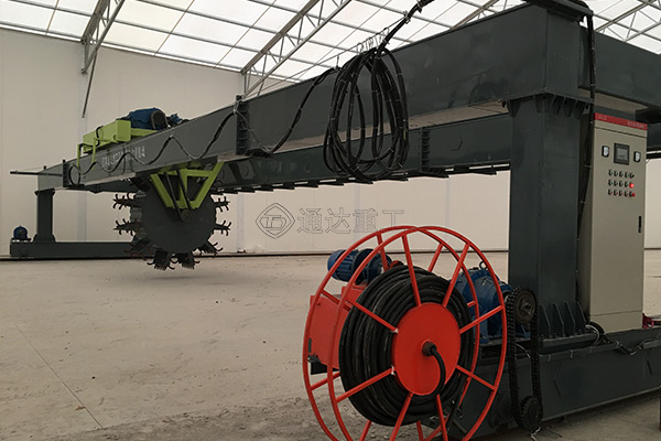 生活污泥大跨度葉輪槽式翻拋機(jī)
